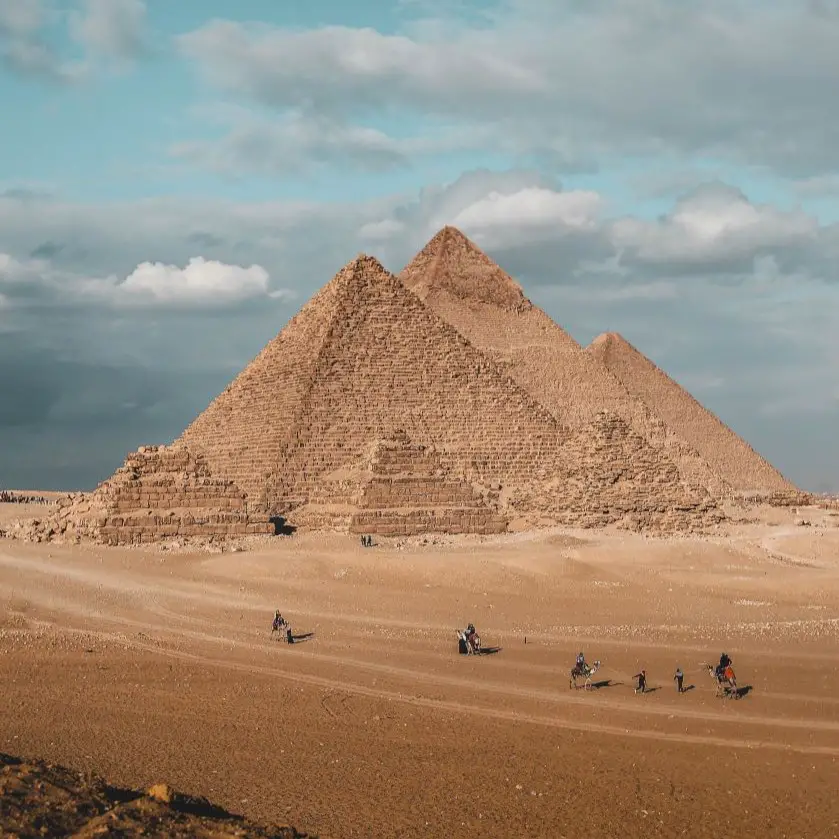which pharaoh built the great pyramid
